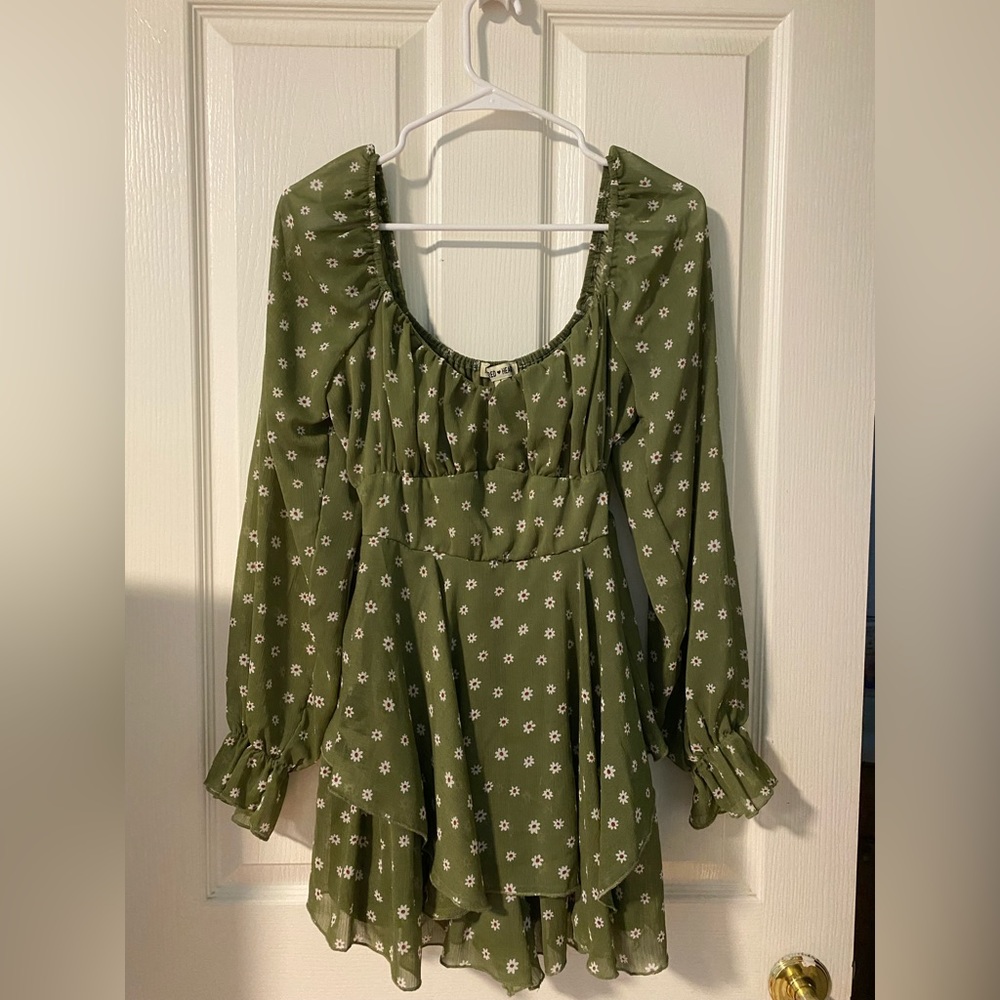 Flower print romper with long sleeve. Size L (perfect for XL).